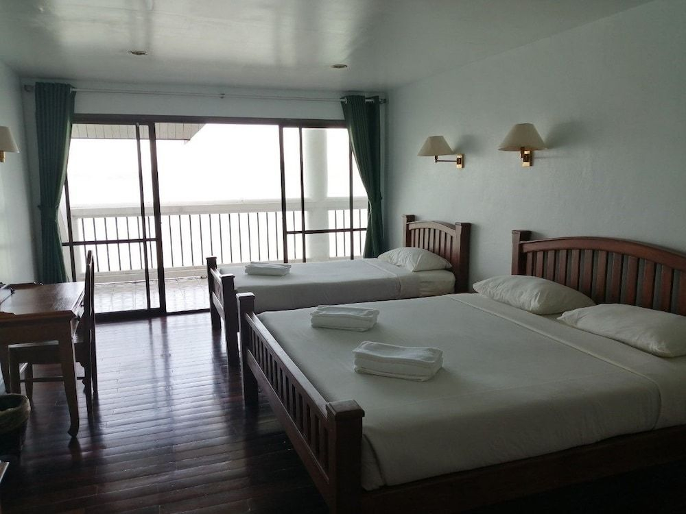 Jansom Beach Resort