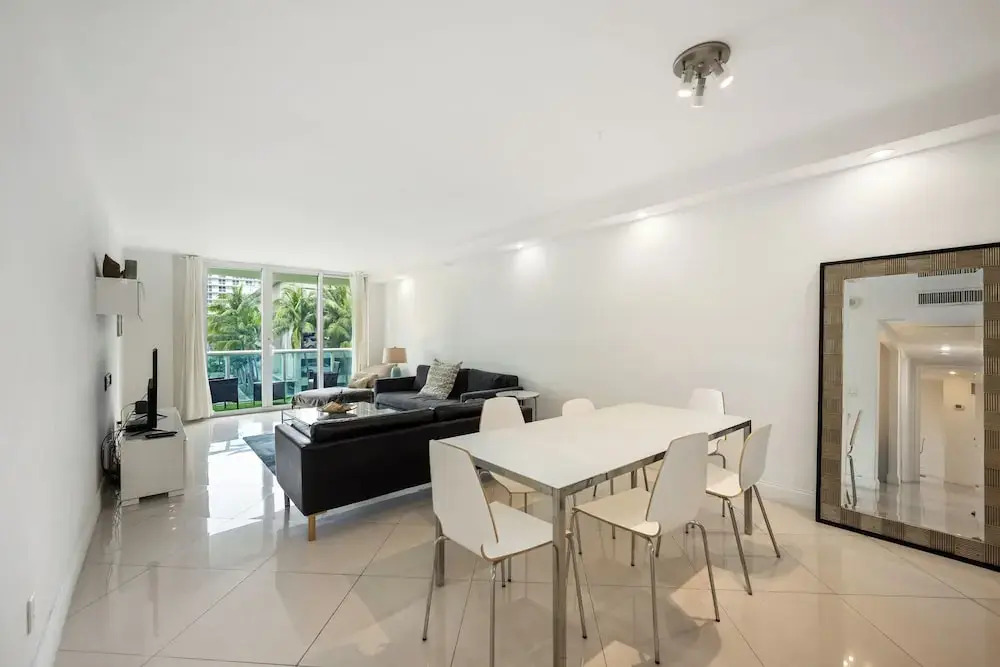 Condo Close to the Beach Pool, Gym, Tennis 2BR 6 Guests