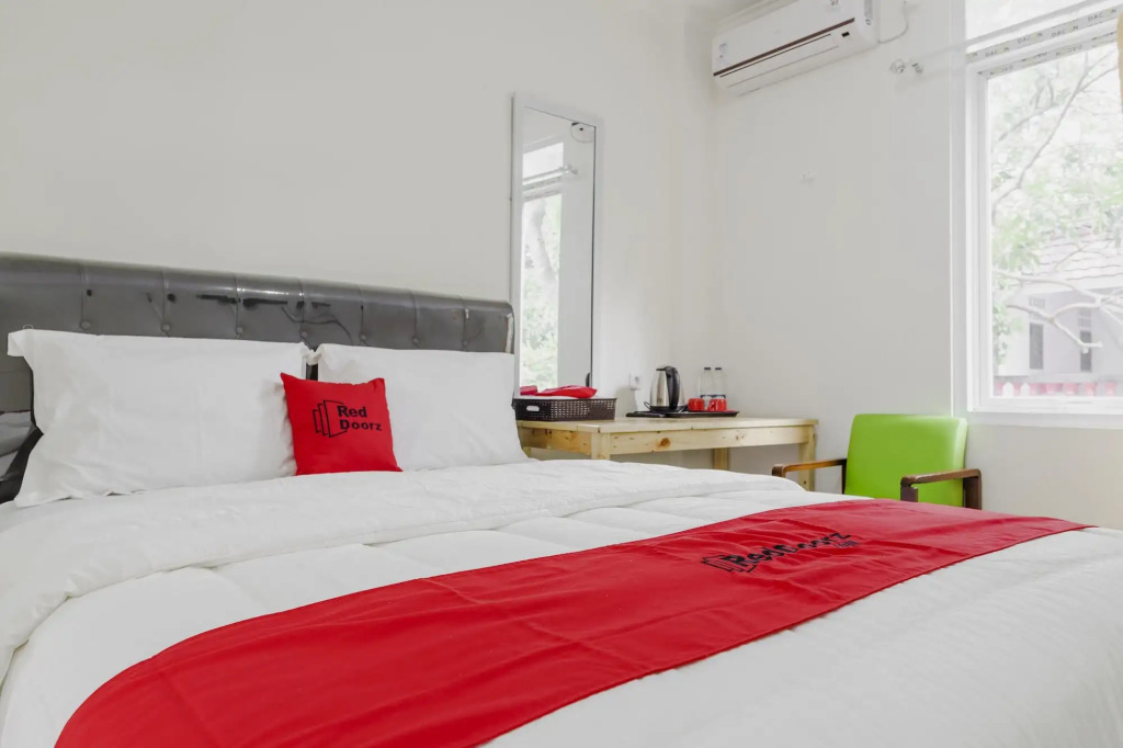 RedDoorz Plus near UPN Veteran Jakarta