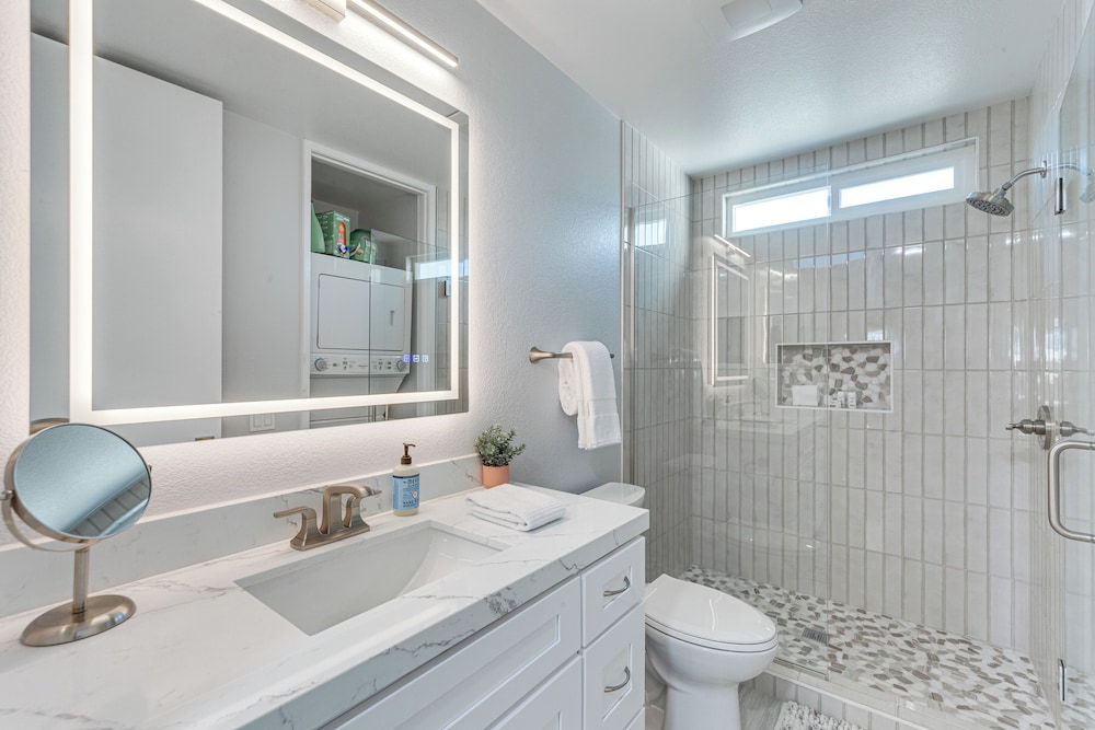Desert Oasis Close to Palm Springs Attractions!