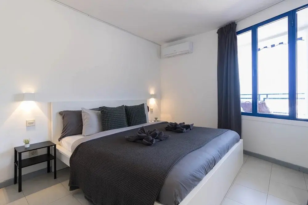 Sunny Seaview Modern apt - Pool and Beach Access