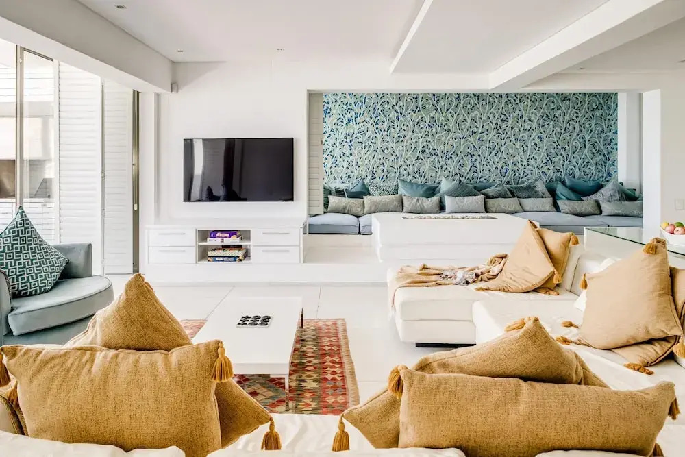 Villa Bleu Blanc in Camps Bay With Pool and Views