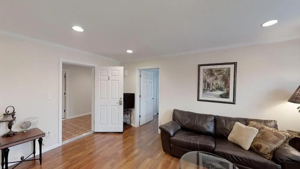 King Street 1 bedroom suite walk to Historic Downtown apts
