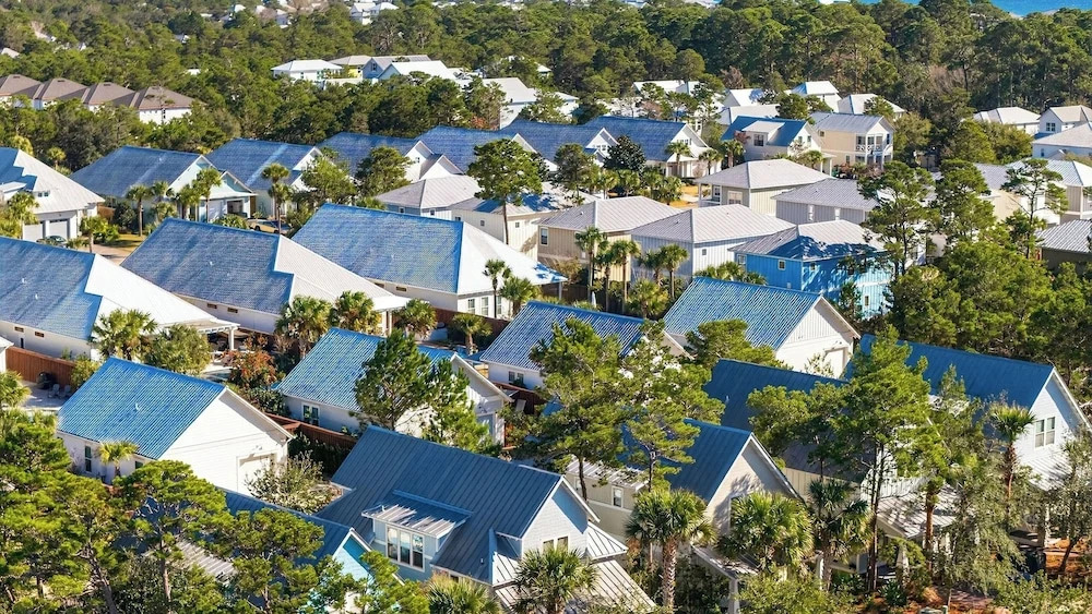 ? Private Backyard Minutes to 30A + Beaches Golf Cart + Bikes The Little Blue Beach House by Avantstay