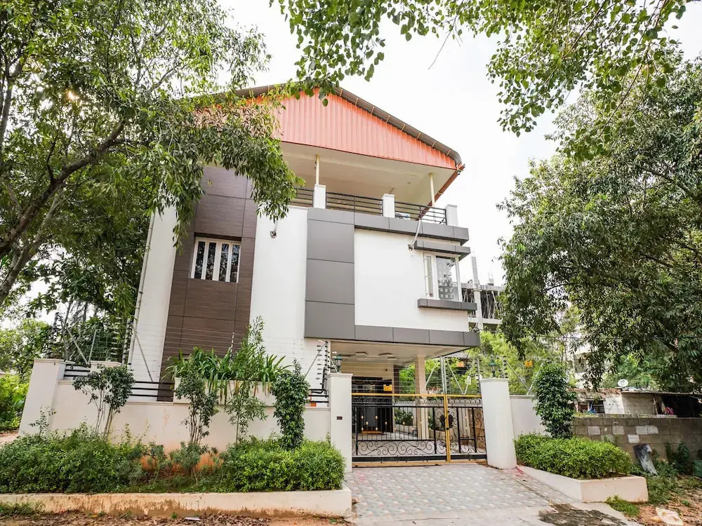 Oyo 22445 Lakshmi Residency