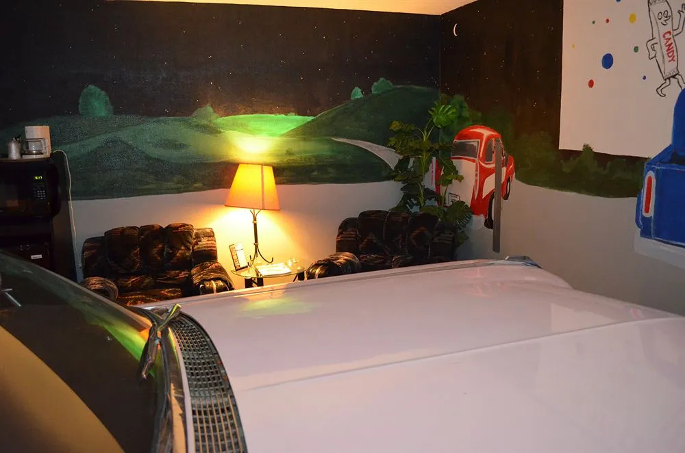 Red Carpet Inn & FantaSuite Hotel