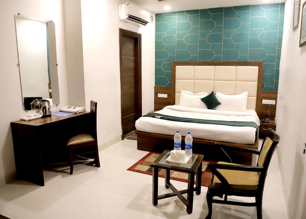 Hotel Hollywood Heights near Railway station