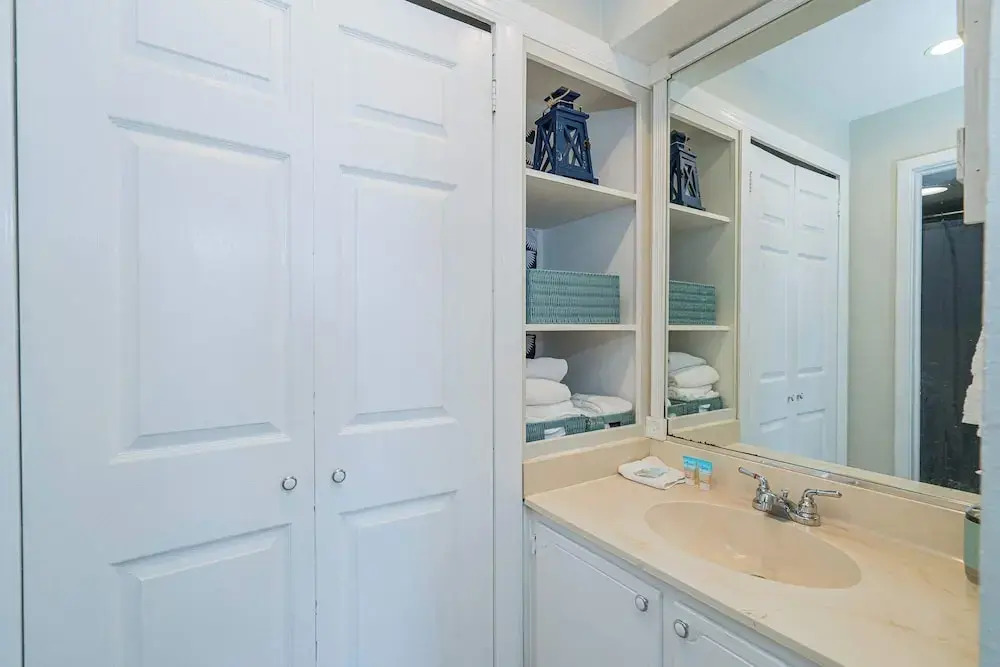 Coral Cove Beachfront Condo for 3 w/ Onsite Pool