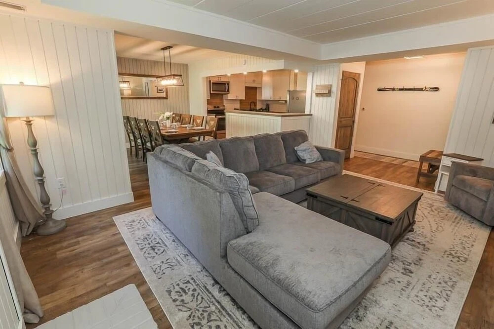 Seven Springs 2 Bedroom Premium Condo, Pet Friendly! by RedAwning