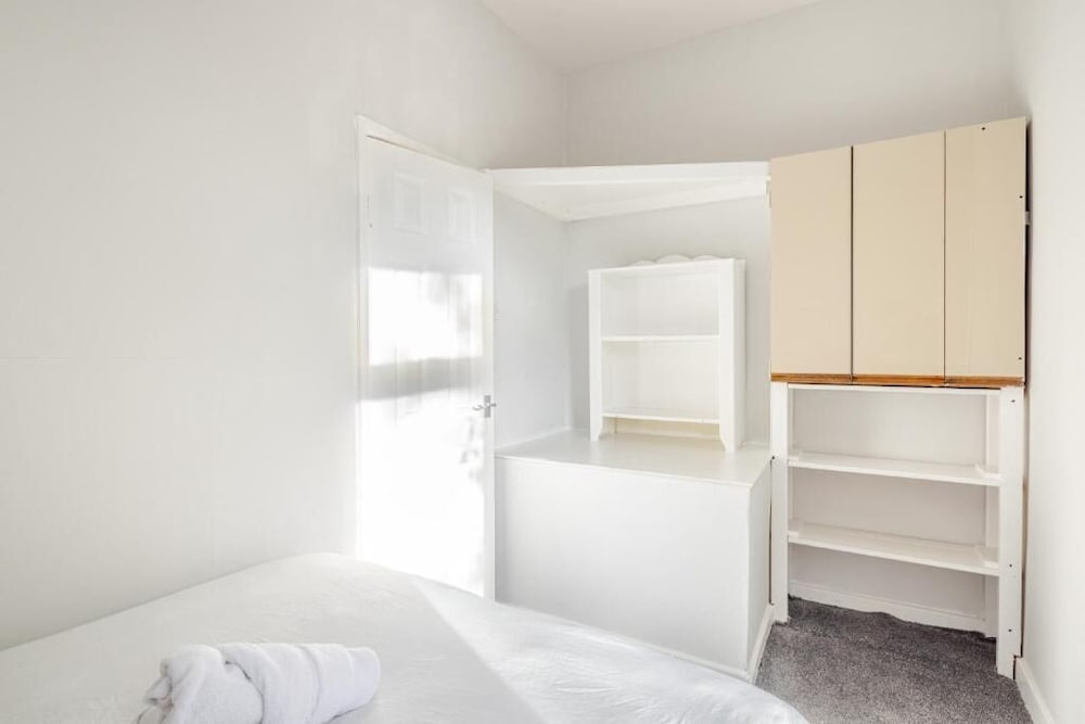 2 Bedroom House With Free Parking