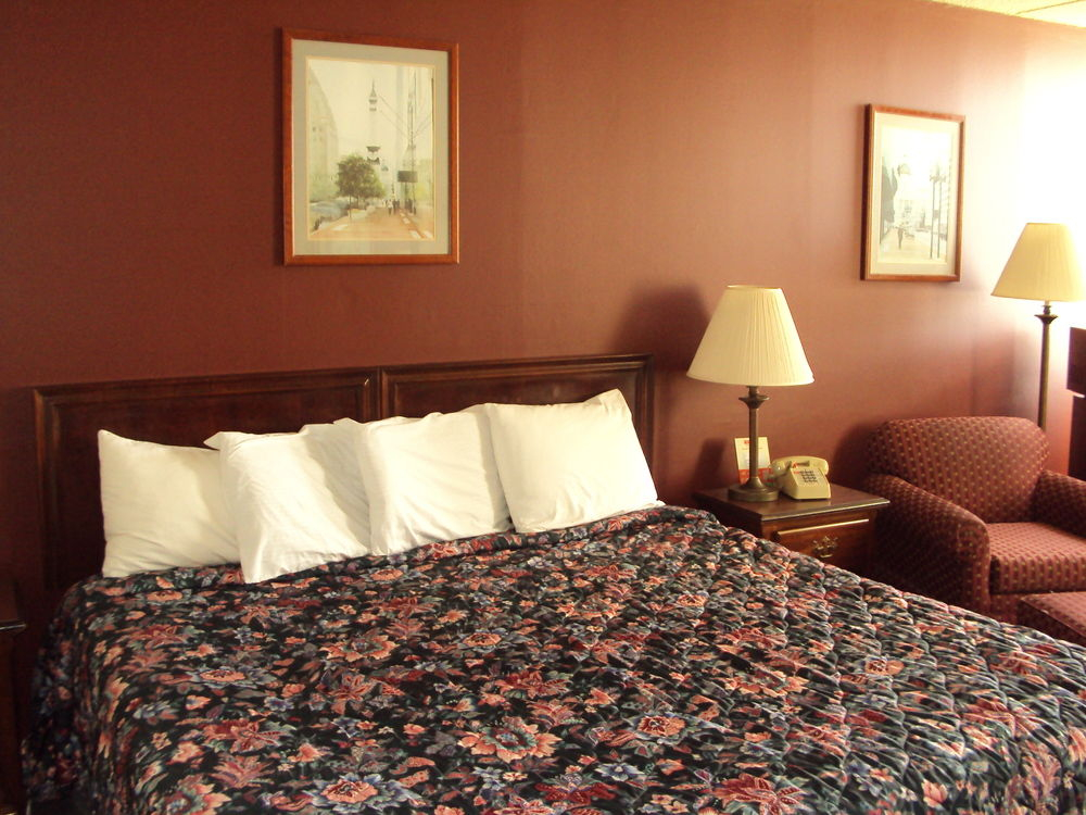 Red Carpet Inn & FantaSuite Hotel