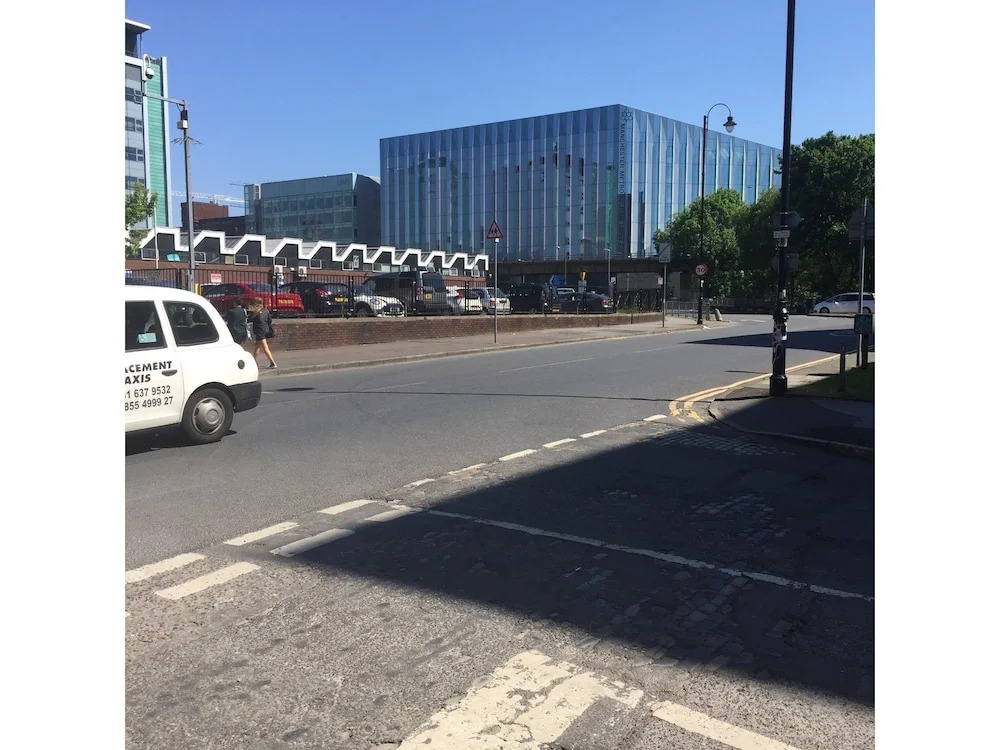 Modern, Spacious 1BR Central Manchester Flat for 4
