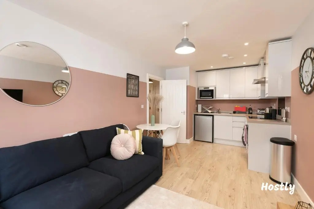Wesley Gate Apartments - Building 3, by Hostly