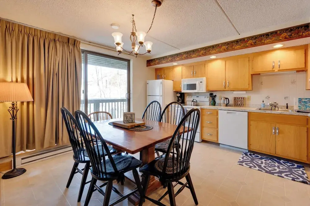 Close to Smuggs Lifts! Cozy Mountain-view Condo