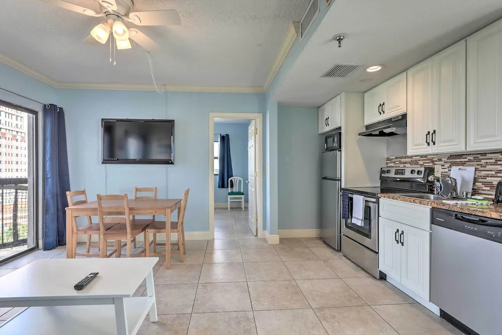 Orlando Condo w/ Balcony: 1.3 Miles to Universal!