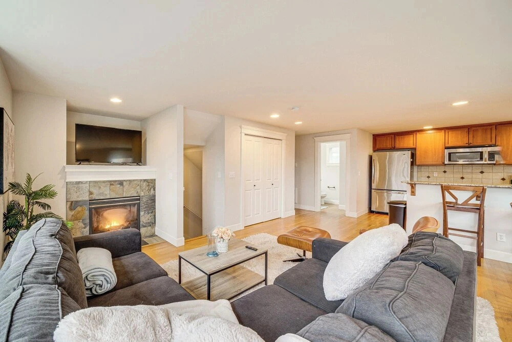 4 Mi to Lumen Field! Centrally Located Townhome
