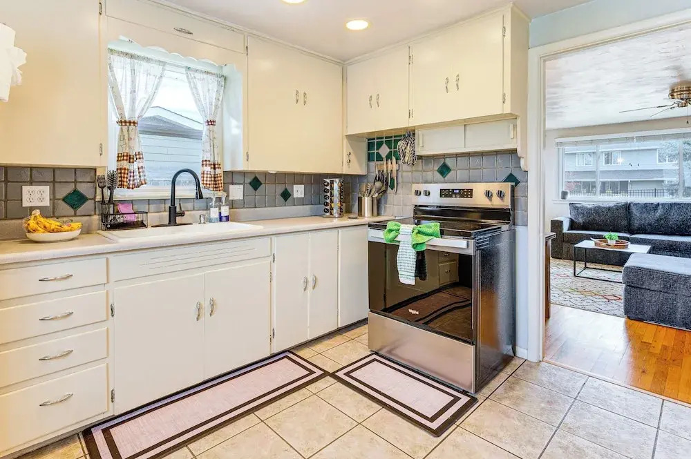 Walk to Old Town Lafayette! Cozy Couples Escape