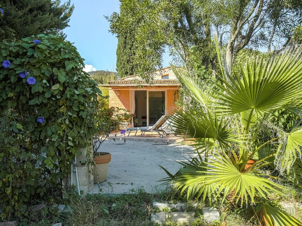Cozy Holiday Home in Grimaud with Beach Near