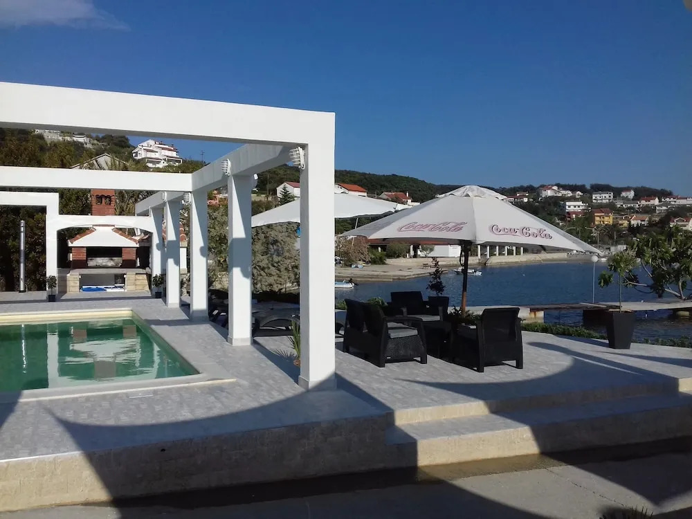 Room in Apartment - Apartments and Rooms With a Swimming Pool Kampor - rab