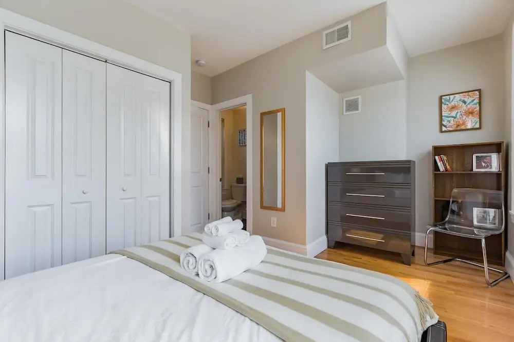1215 E Columbia