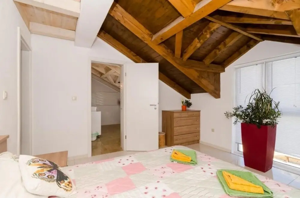 Villa Avoca - Four Bedroom Apartment With Two Balconies and Swimming Pool ID Direct Booker 2124