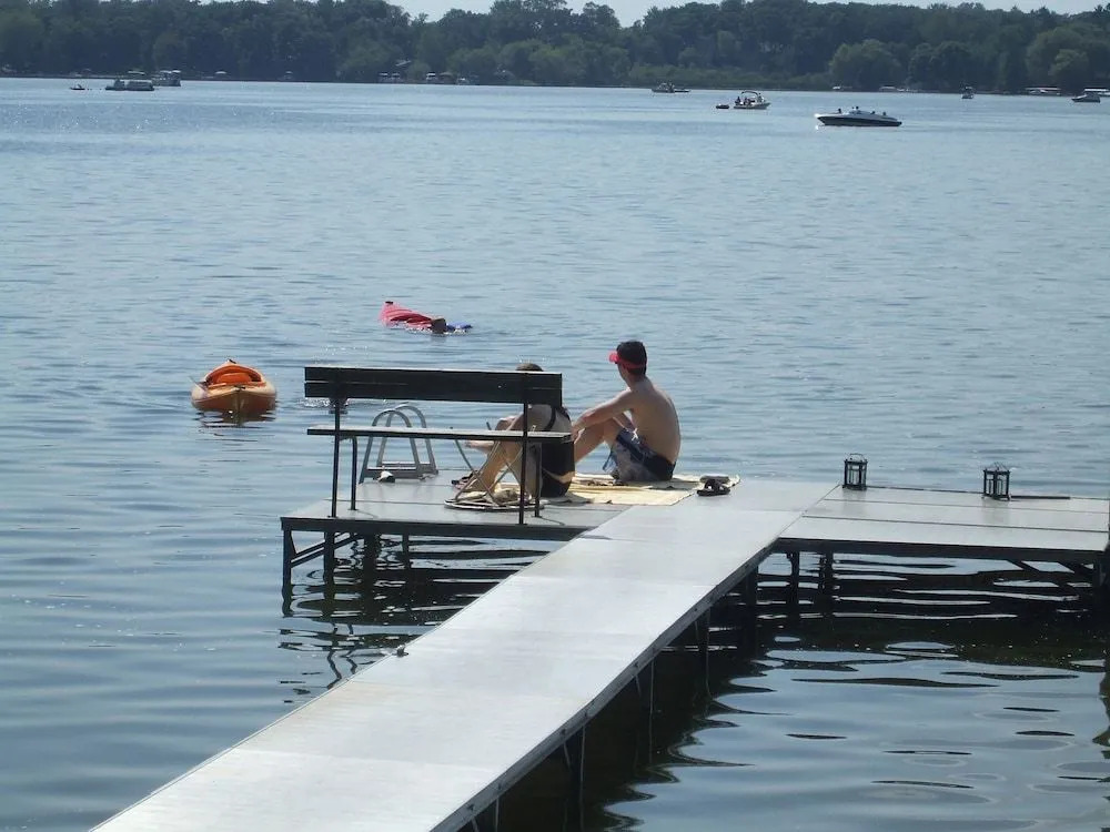 Lake Ripley Lodge w Lake Front Rooms, Grand Porch, Kayaks & Paddleboard