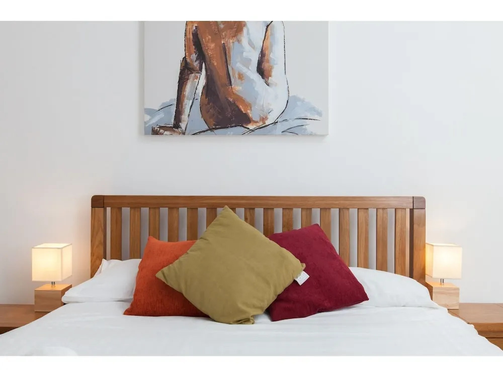 Connected & Convenient: Newly-renovated Flat for 2