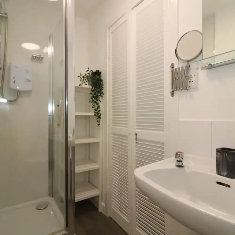 Barons Court - Paisley