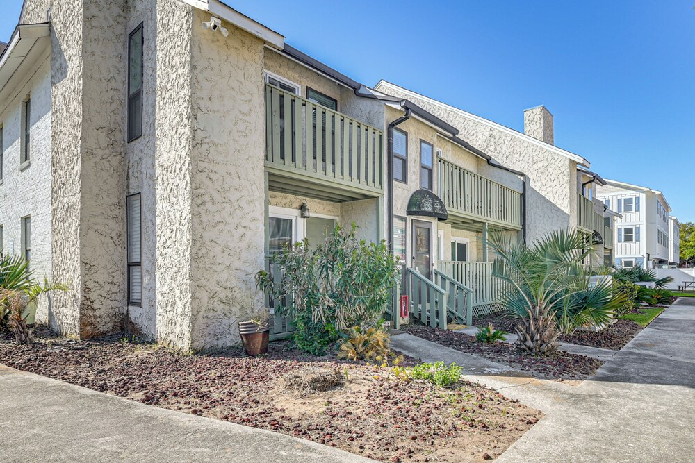 Myrtle Beach Condo: Balconies, Walk to Beach!