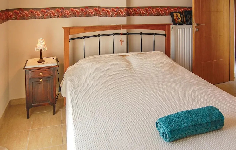 Two-Bedroom Holiday Home In Livanates