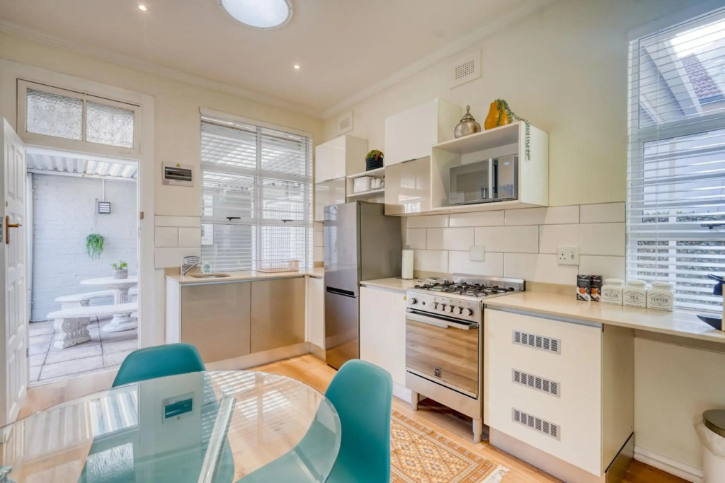Hampton Collection - Stylish 3 Sleeper Apartment with Pool