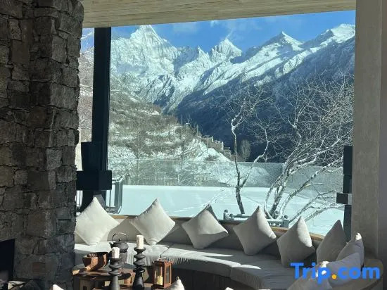 Siguniang Mountain Starry Peak Moonlit Cliff  Retreat（Changping Valley）