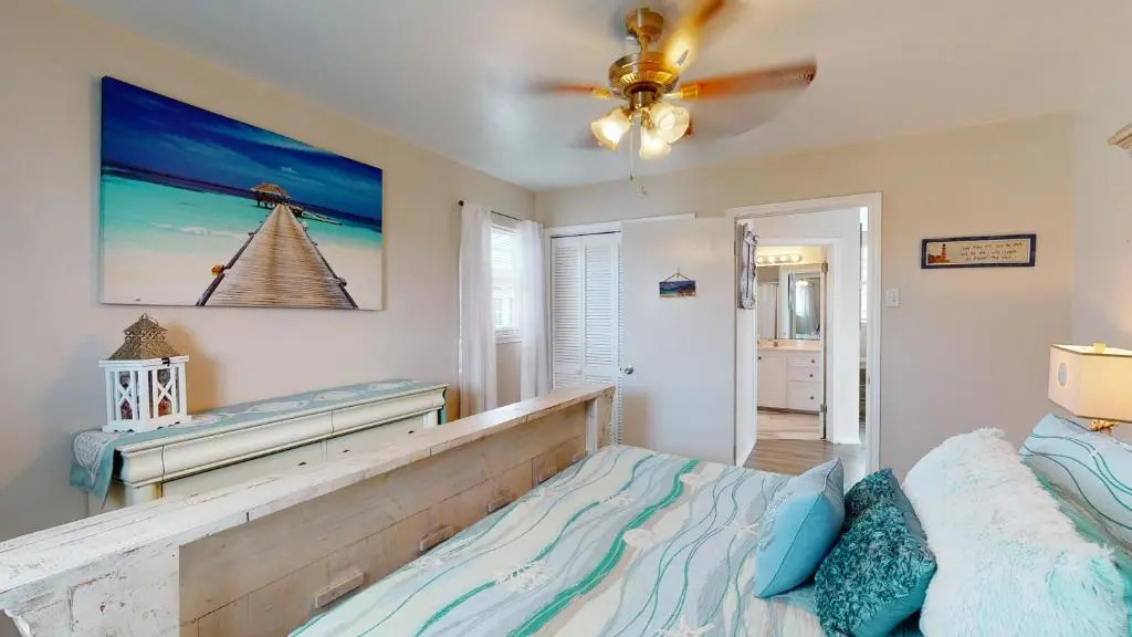 LP19 Well Appointed Beach House, Boardwalk, Glimpse of Ocean from Deck