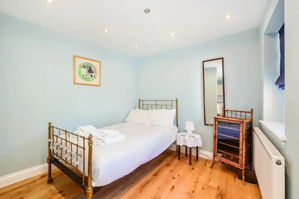 Host Stay Blue Bolthole on Vicarage Lane