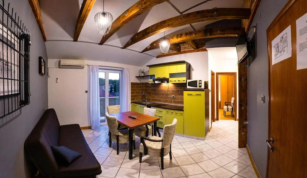 Lopar Family Residence 518