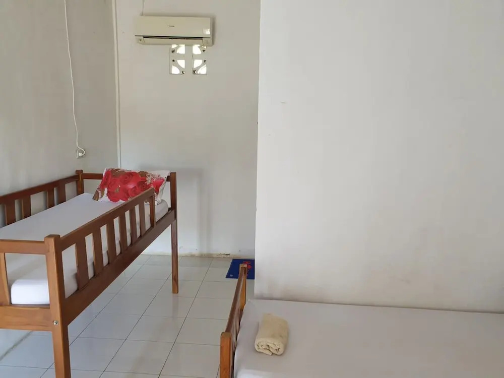 Flores One Love Homestay Hostel and Tours