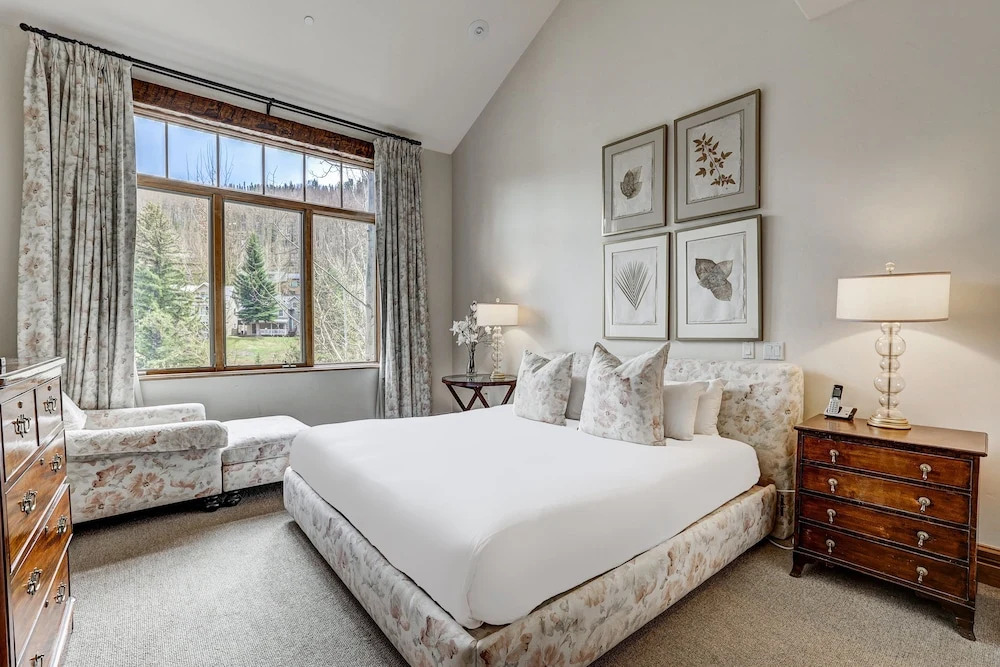 Refined 5 BR Private Home with Private Hot Tub by RedAwning
