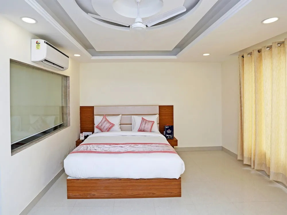 Capital O 12674 Hotel Grand Suites