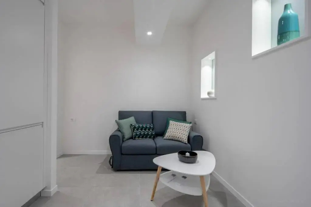 Ormesini Courtyard Apartment