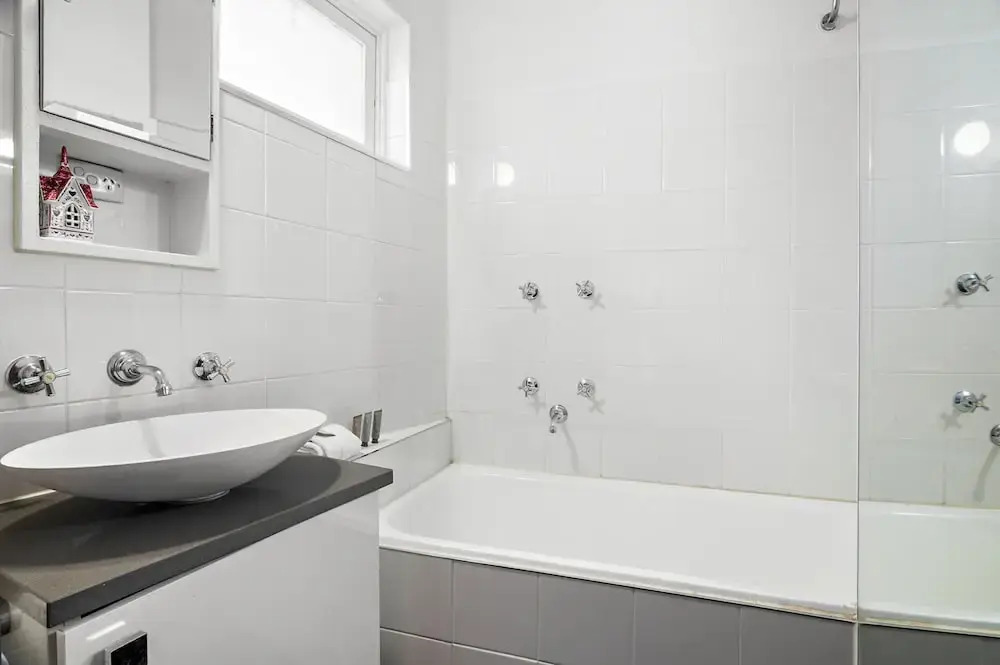 Sunny 1-bed With Parking Near Arts Precinct