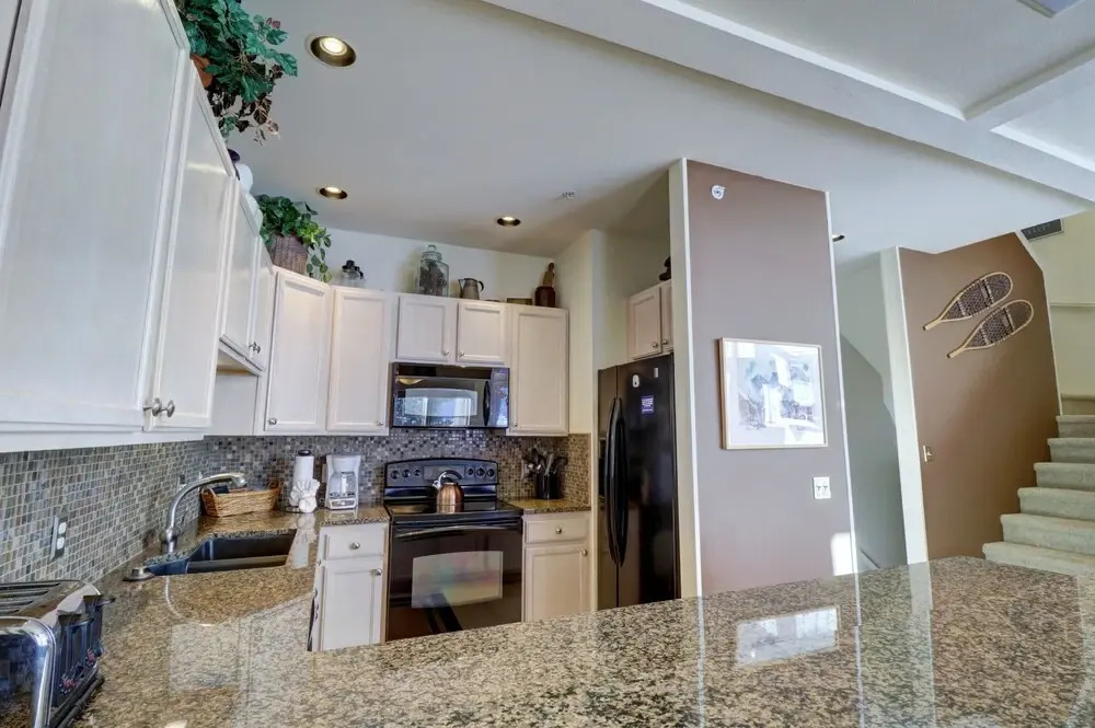 Spacious Slope-side Ski-In Ski-Out Town Home, Private Garage - ER12 by Redawning