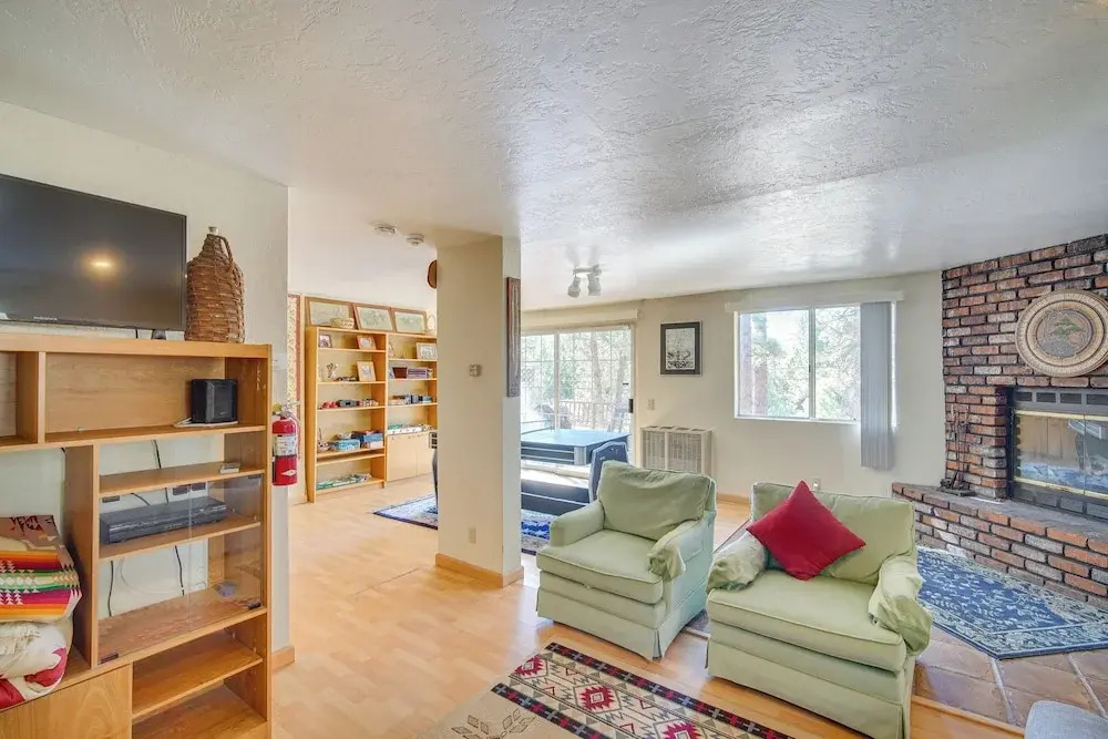 Quaint Big Bear Home w/ Hot Tub: 4 Mi to Skiing!