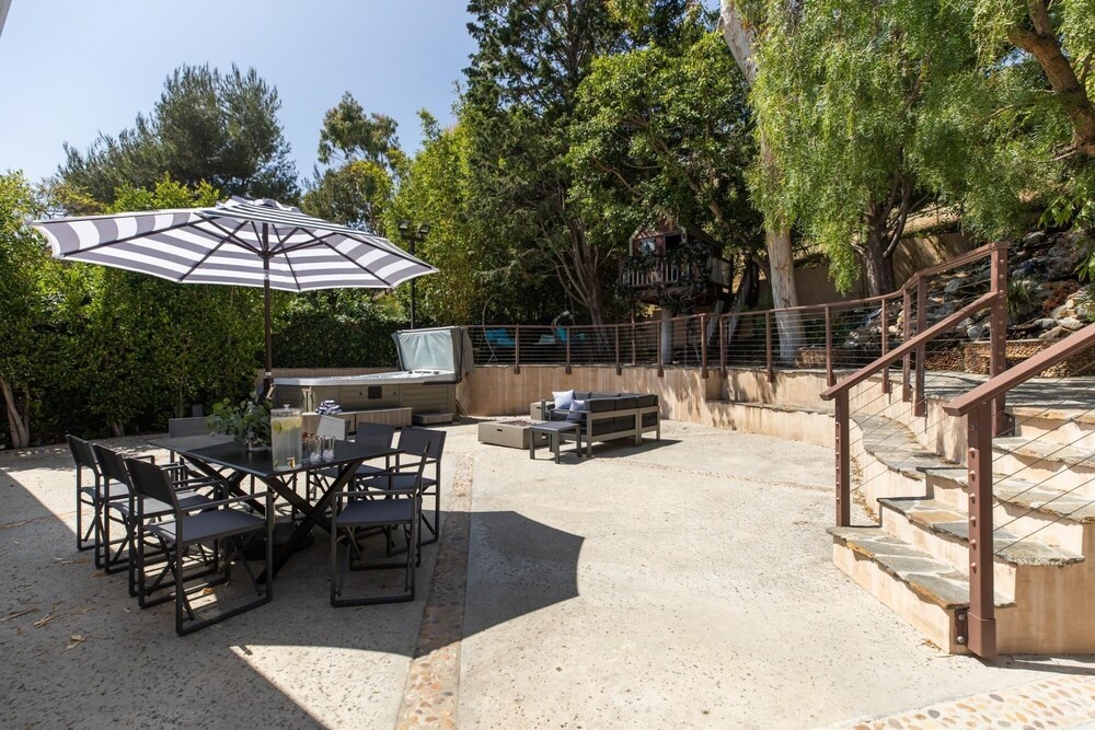 PCH 7 in Malibu with 3 bedrooms and 2 bathrooms