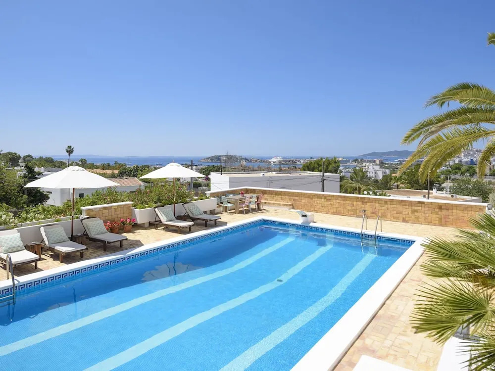 Posh Holiday Home With Pool, Library & Scenic Views in Jesus