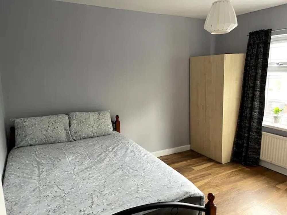 Modern 5 Bedroom Family House - 18 Mins to Station