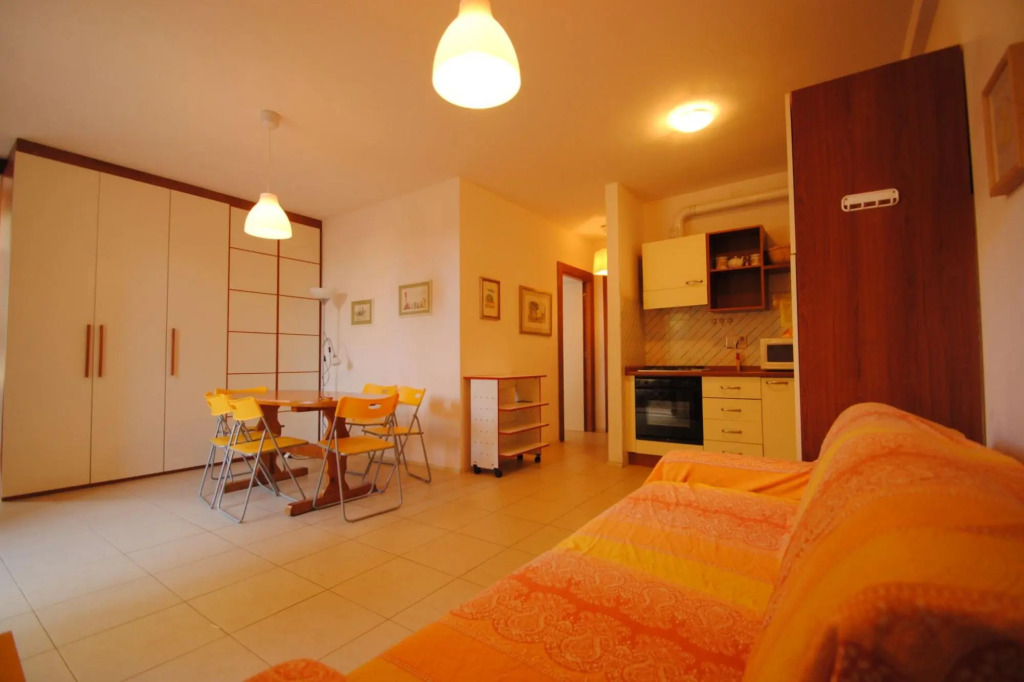 In villa on the sea, apartment on the ground floor with private garden. 6 beds. Reserved parking.-Villa L'Angolino - p.t.