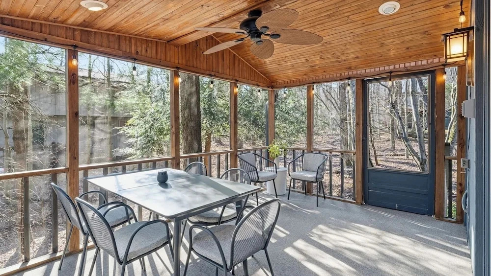 Escape the City by Avantstay Screened Sunroom + Stone Fireplace + Cathedral Ceilings Lake Naomi Club + Pocono Pines
