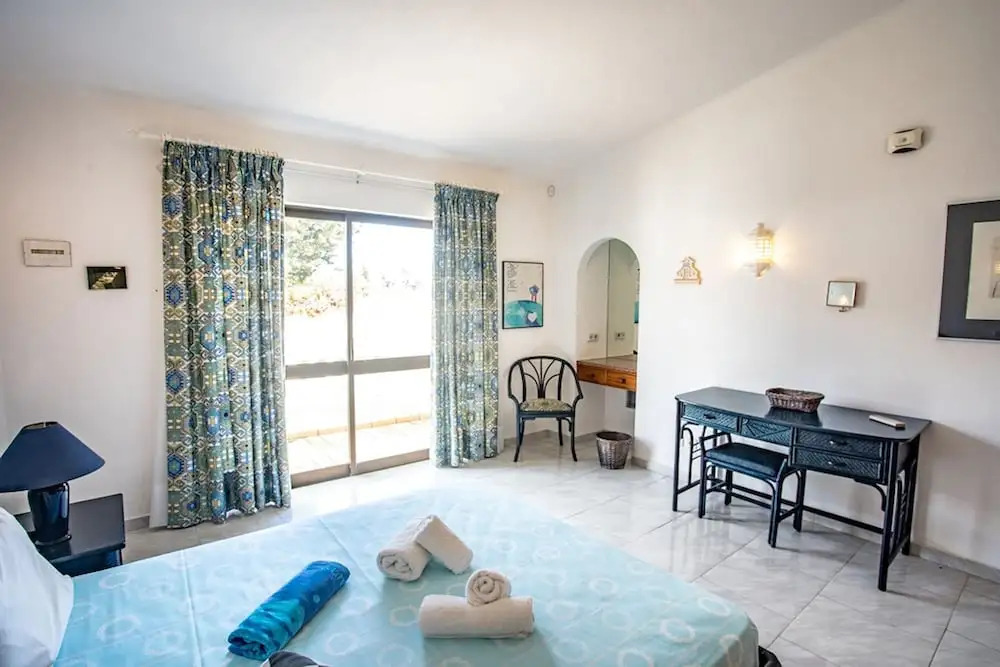 Joana Stunning Villa IS A 10 MIN Walk TO THE BEA
