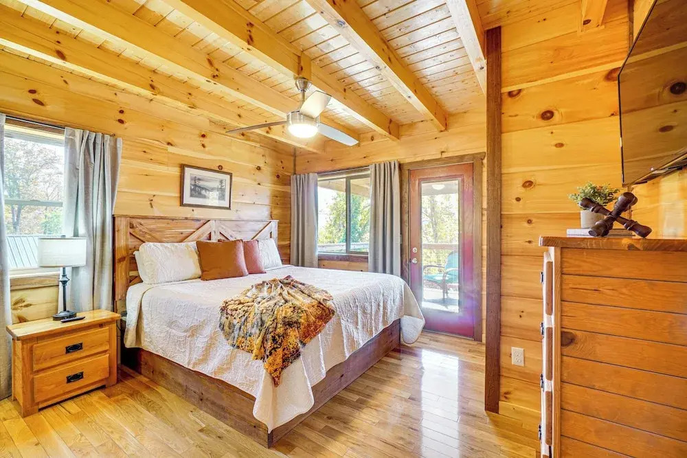 2 Mi to Downtown Gatlinburg: Cabin w/ Game Room