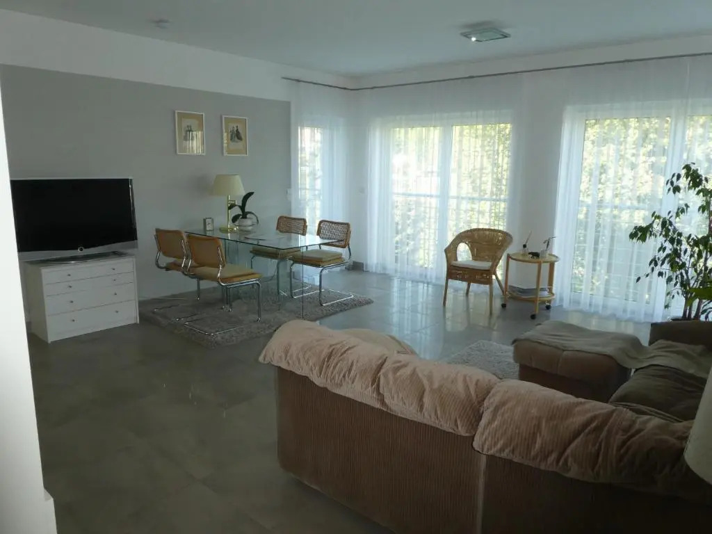 Großzugige,Zetrumsnahe Wohnung (Adults Only)